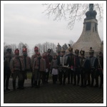 A Béke emlékműve előtt