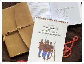 Tájékoztatjuk a tisztelt gyalogos hagyományőrző bajtársakat, hogy Pászti László tollából megjelent az 1948/49-es hagyományőrző gyalogság gyakorlati útmutatója. Tájékoztatjuk a tisztelt gyalogos hagyományőrző bajtársakat, hogy Pászti László tollából megjelent az 1948/49-es hagyományőrző gyalogság gyakorlati útmutatója.