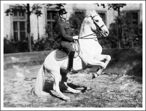 75 éve történt - a M.Kir. Testőrség Spanyol Lovasiskolája - Hazslinszky-Krull Géza őrnagy (forrás: lovasok.hu)