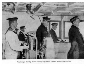 Horthy Miklós a Novara parancsnoki hídján - forrás: mateinfo.hu