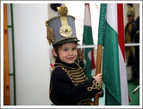 Somogyi Huszárok a forradalom csarnokában