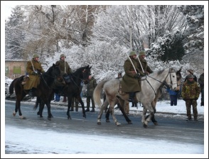 Megemlékezés Tatán (forrás: https://arhiv.tata.hu/11274/doni_hosok_emlektura_tizenharmadszor)