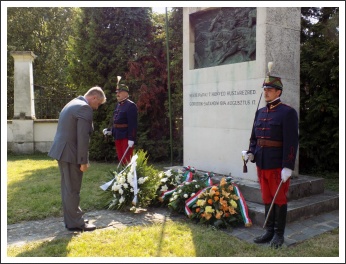 "Csupán a magyar kezében cseng a kard..." (forrás: papa-ma.hu)
