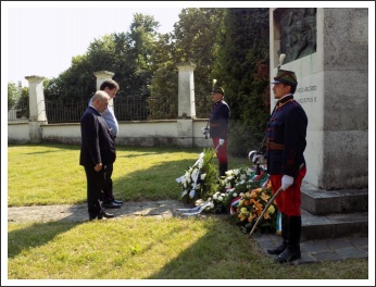 "Csupán a magyar kezében cseng a kard..." (forrás: papa-ma.hu)