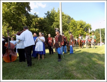 "Csupán a magyar kezében cseng a kard..." (forrás: papa-ma.hu)