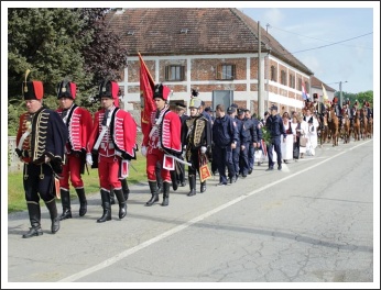 Zrinski Topolovac Huszárlaktanya előtt